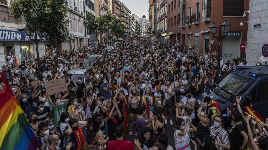 Miles de manifestantes se desplazaron desde la Puerta del Sol hasta el ministerio de Justicia, donde realizaron una sentada cortando el tráfico a su paso por Gran Vía y en la calle San Bernardo