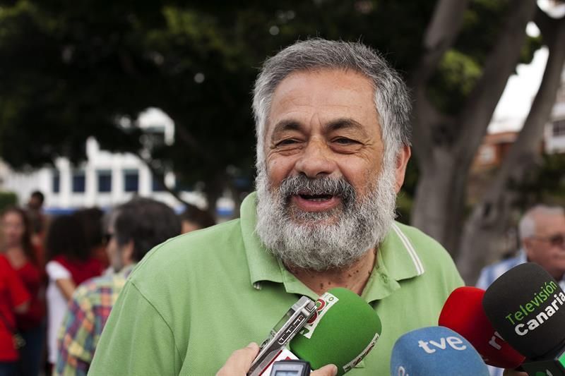 El secretario insular de CCOO Gran Canaria, Antonio Pérez, realiza declaraciones a la prensa antes de iniciarse la manifestación convocada por los sindicatos UGT y CCOO en la capital grancanaria, con motivo del Primero de Mayo. EFE/Ángel Medina