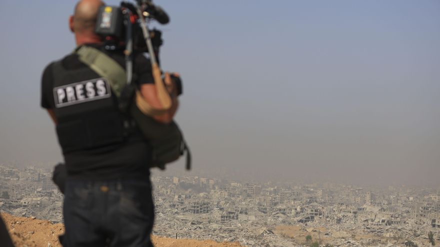 Imagen de archivo de una visita de EFE al barrio de Shejaia, en las afueras de la ciudad de Gaza en noviembre de 2025, organizada por el Ejército israelí para varios medios internacionales, en la que supone la única manera para la prensa extranjera de entrar en el enclave palestino, dado el veto a su acceso por parte del Gobierno israelí. EFE/María Traspaderne