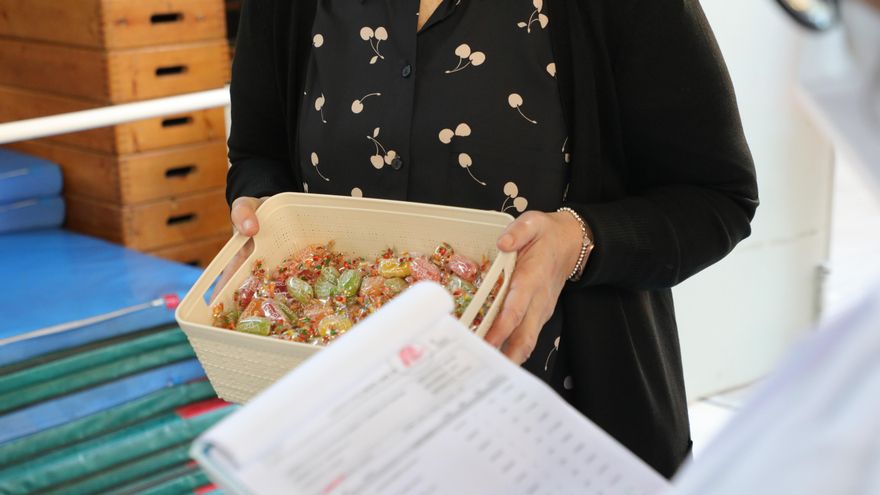 Un momento del proceso de vacunación en el Ceip Campanar de València.