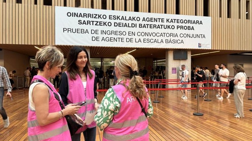 Dimite Miren Dobaran, directora de la academia de la Ertzaintza en Arkaute, y su 'número dos'