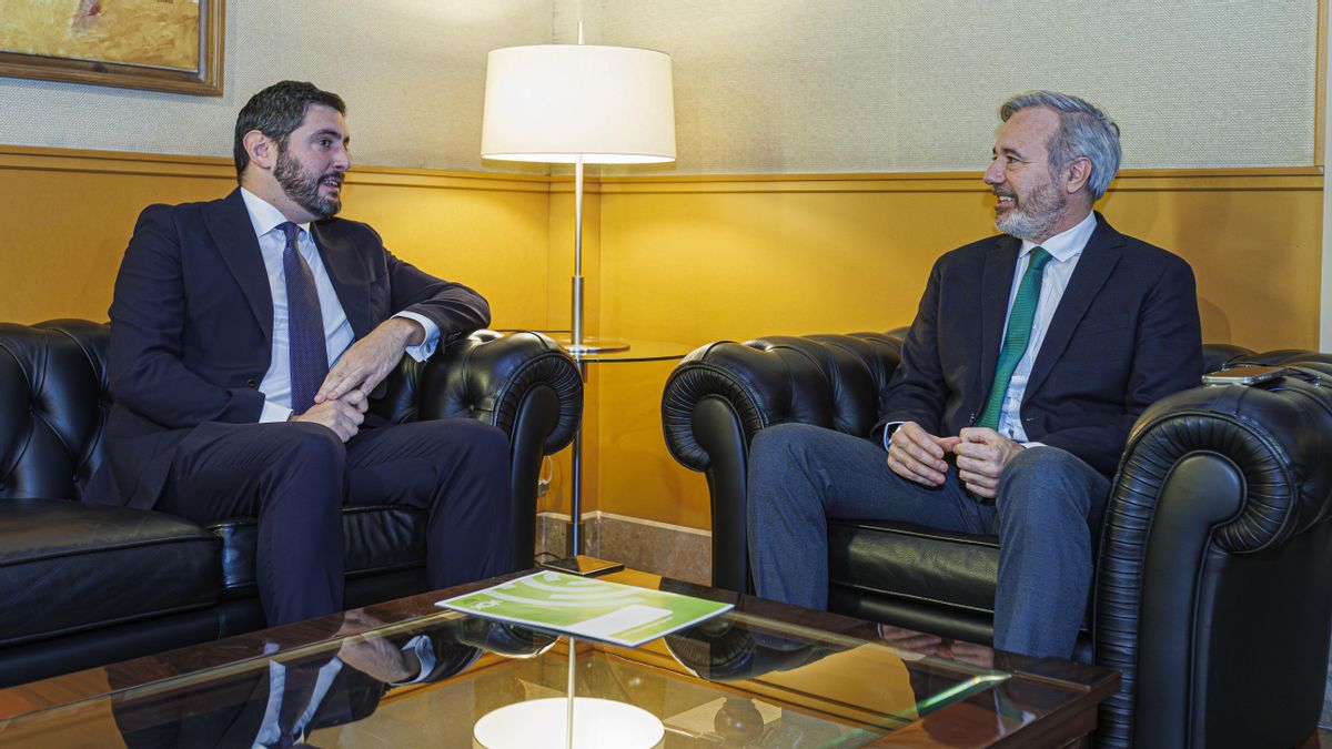 El presidente en funciones del Gobierno aragonés, Jorge Azcón, en diciembre junto al portavoz de Vox, Alejandro Nolasco.