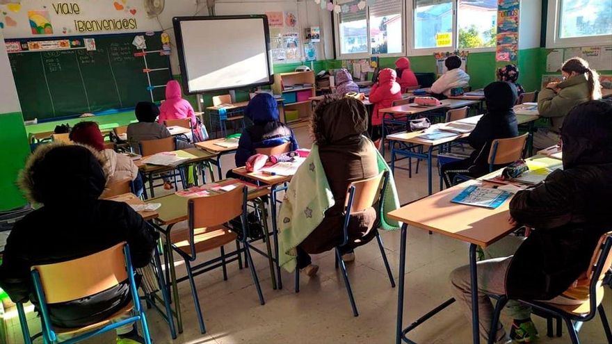 Alumnos del CEIP Fernán Pérez de Oliva, con abrigos en clase esta semana.