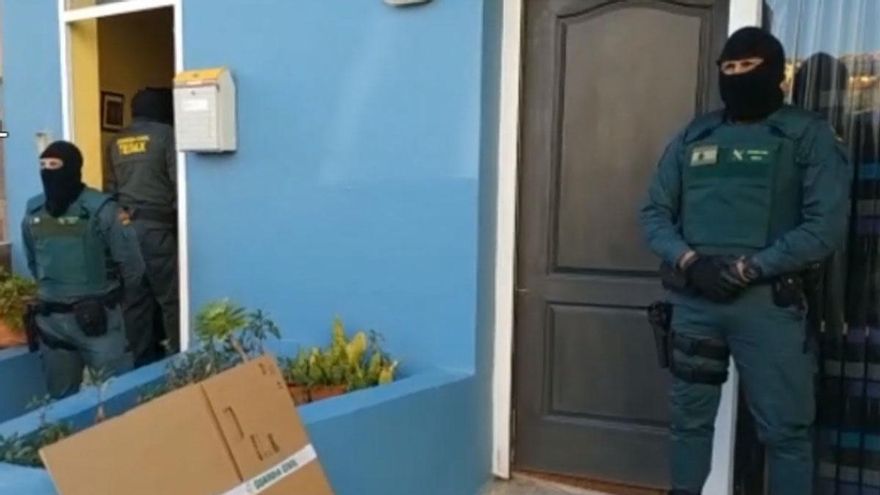 Intervención de agentes de la Guardia Civil tras la detención realizada en La Laguna