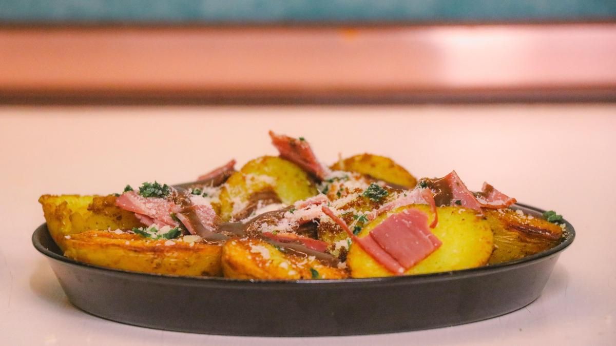 Patatas a la importancia con jamón emplatadas