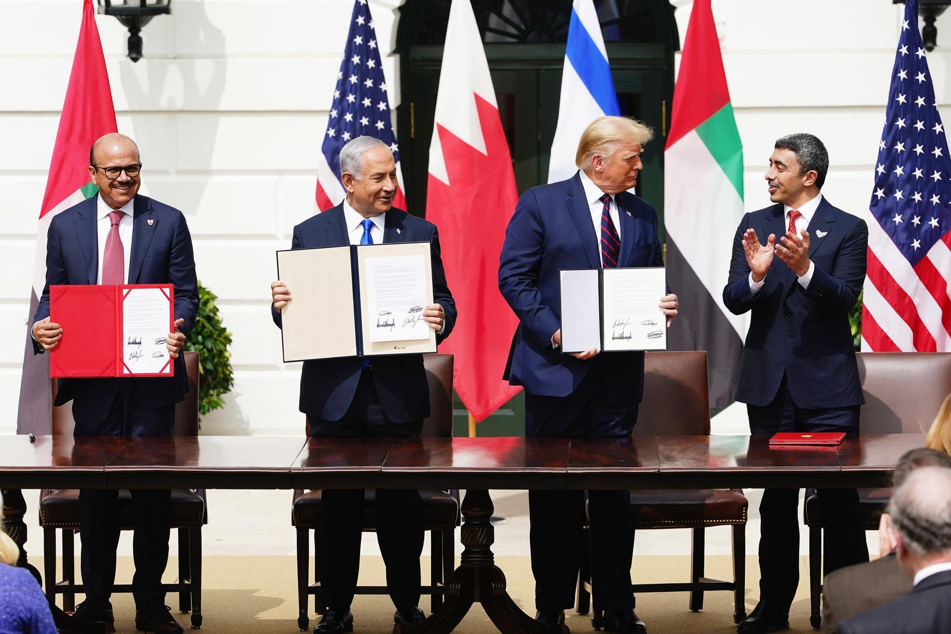 Firma de los Acuerdos de Abraham en la Casa Blanca por parte de los ministros de Exteriores emiratí y bahreiní (dcha e izq), Benjamín Netanyahu y Donald Trump, el 15 de septiembre de 2020.