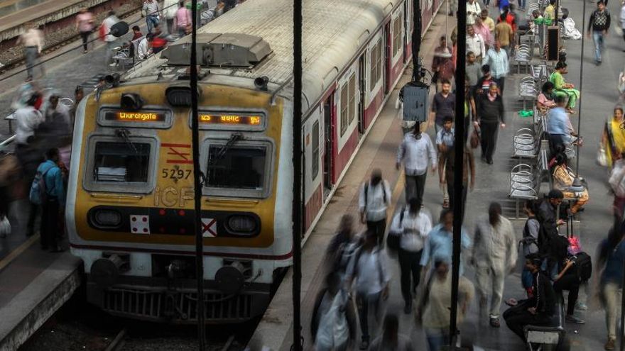 Pasajeros en la estación de Churchgate, en Bombay, India.