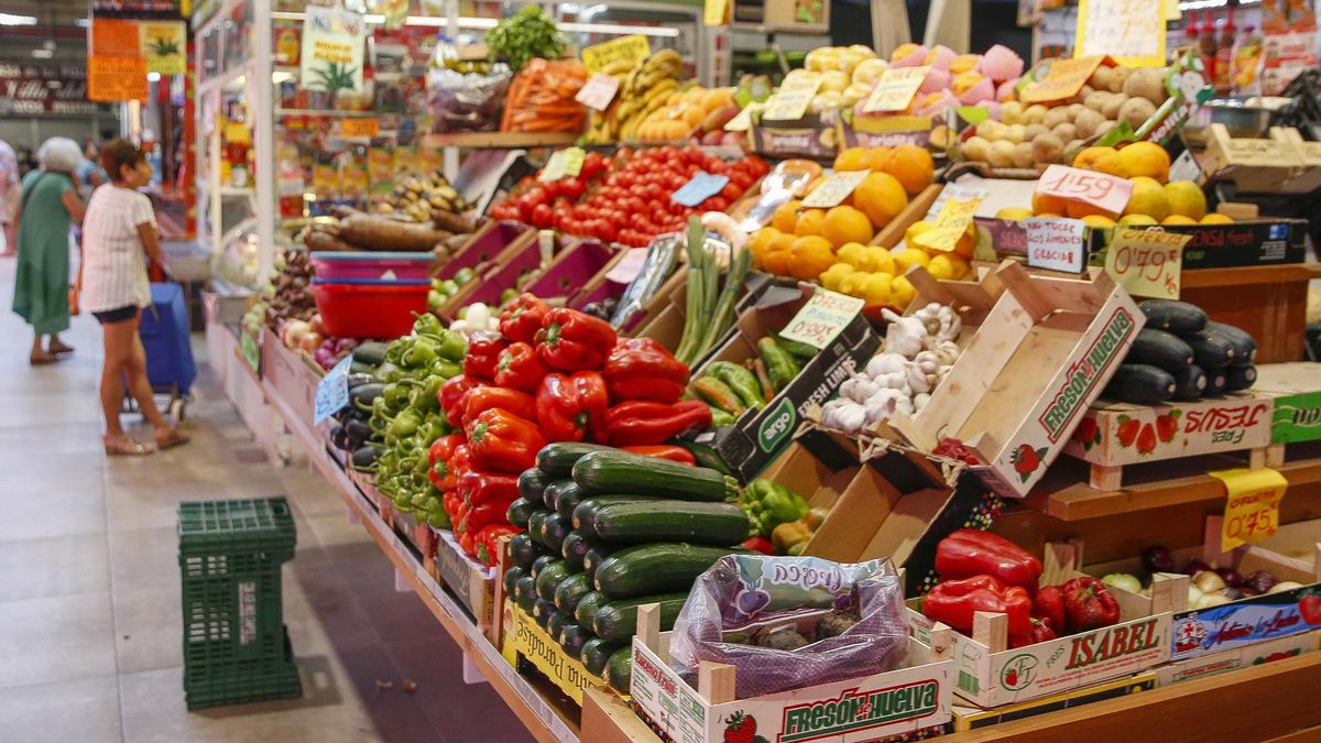 Imagen de archivo de un puesto de una frutería en un mercado.