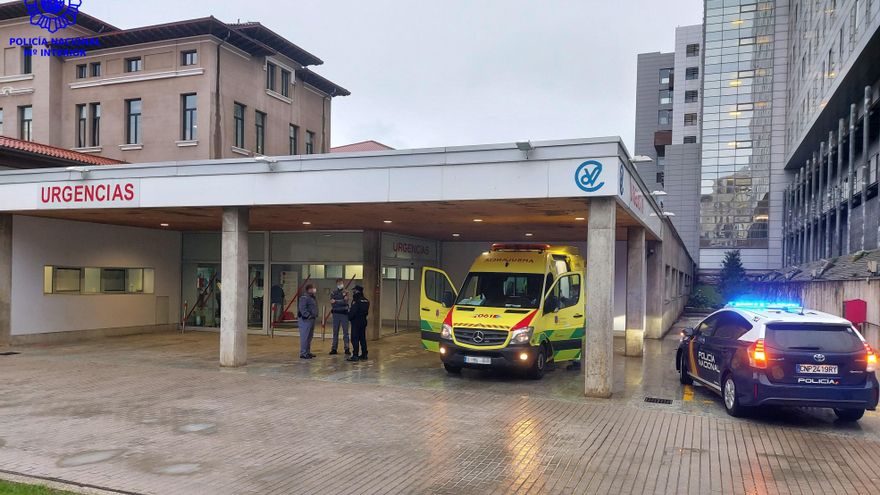 Coche policial en el Hospìtal Valdecilla