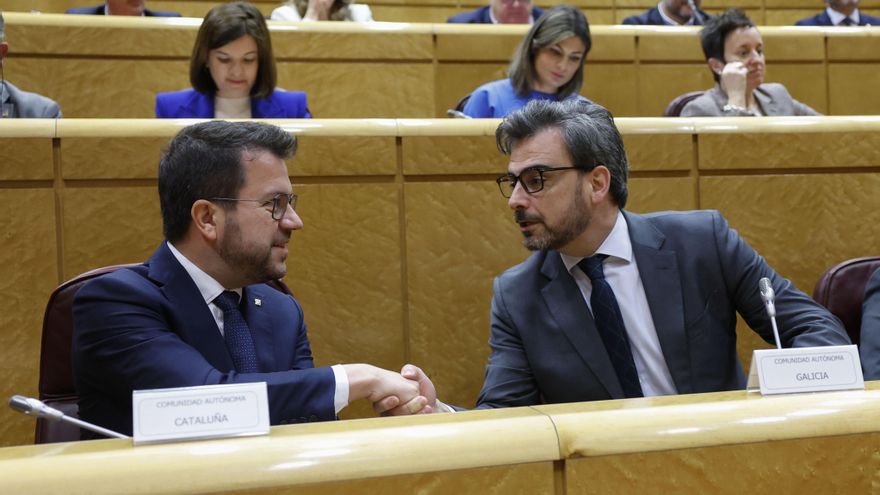 El presidente de la Generalitat, Pere Aragonès, junto al vicepresidente de la Xunta de Galicia, Diego Calvo, al inicio de la sesión de la Comisión General de Comunidades Autónomas celebrada este lunes en el Senado en la que se debatirá la ley de amnistía.