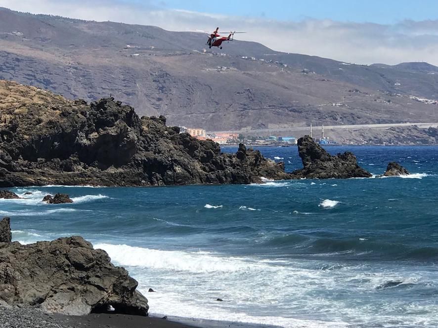 Un helicóptero sobrevuela la zona afectada por el vertido que se ocasionó en tierra