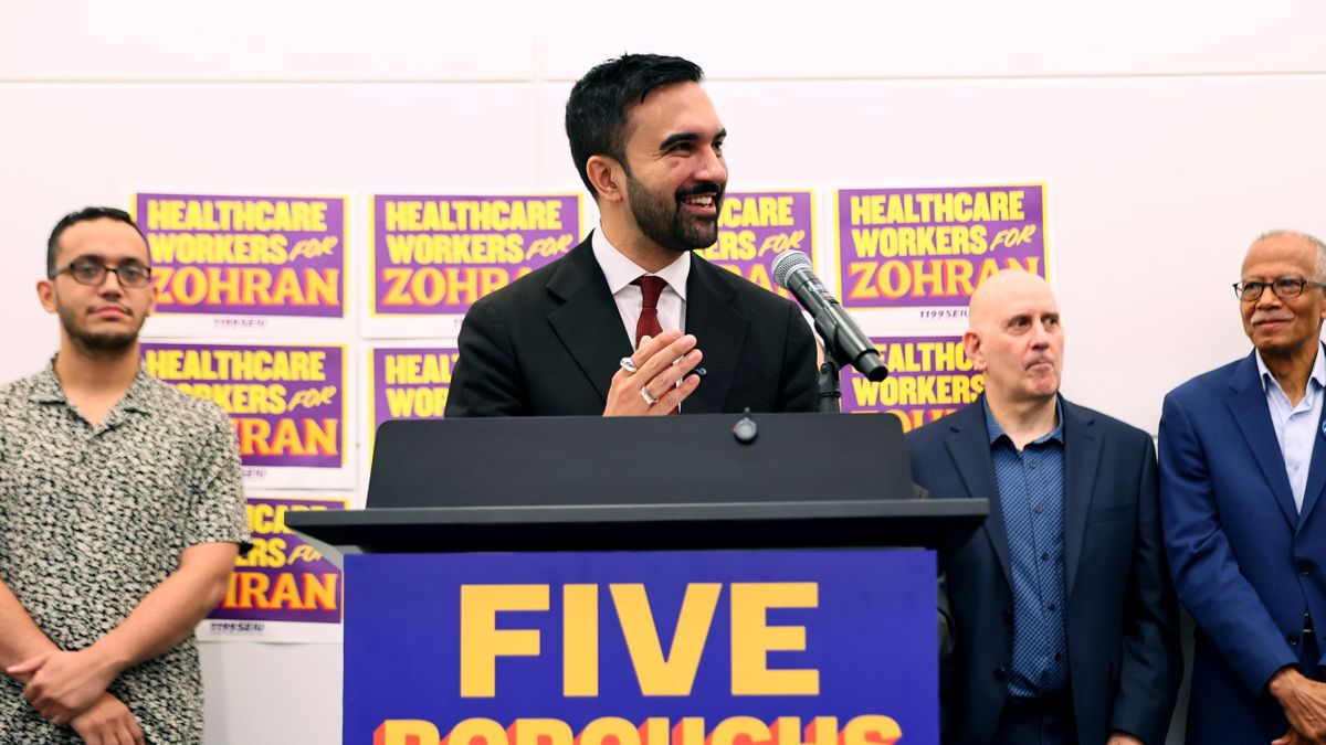 Zohran Mamdani, en una conferencia de prensa en la sede de 1199SEIU, sindicato de la salud de EEUU, el 11 de agosto de 2025 en la ciudad de Nueva York, para presentar la campaña "Cinco Barrios contra Trump".