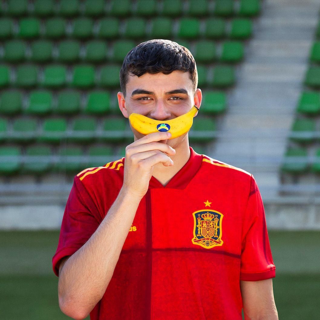 La sonrisa de Pedri con un plátano de Canarias.