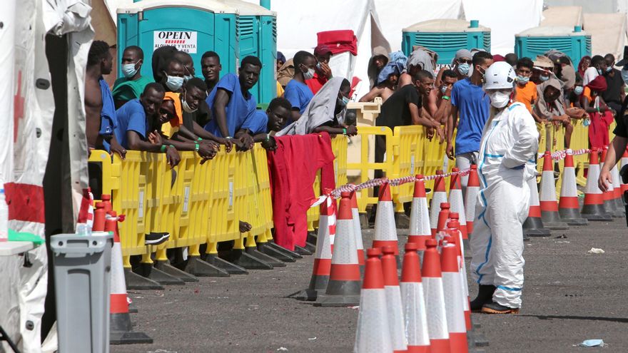 Imagen de archivo de más de un centenar de migrantes en el muelle de Arguineguín