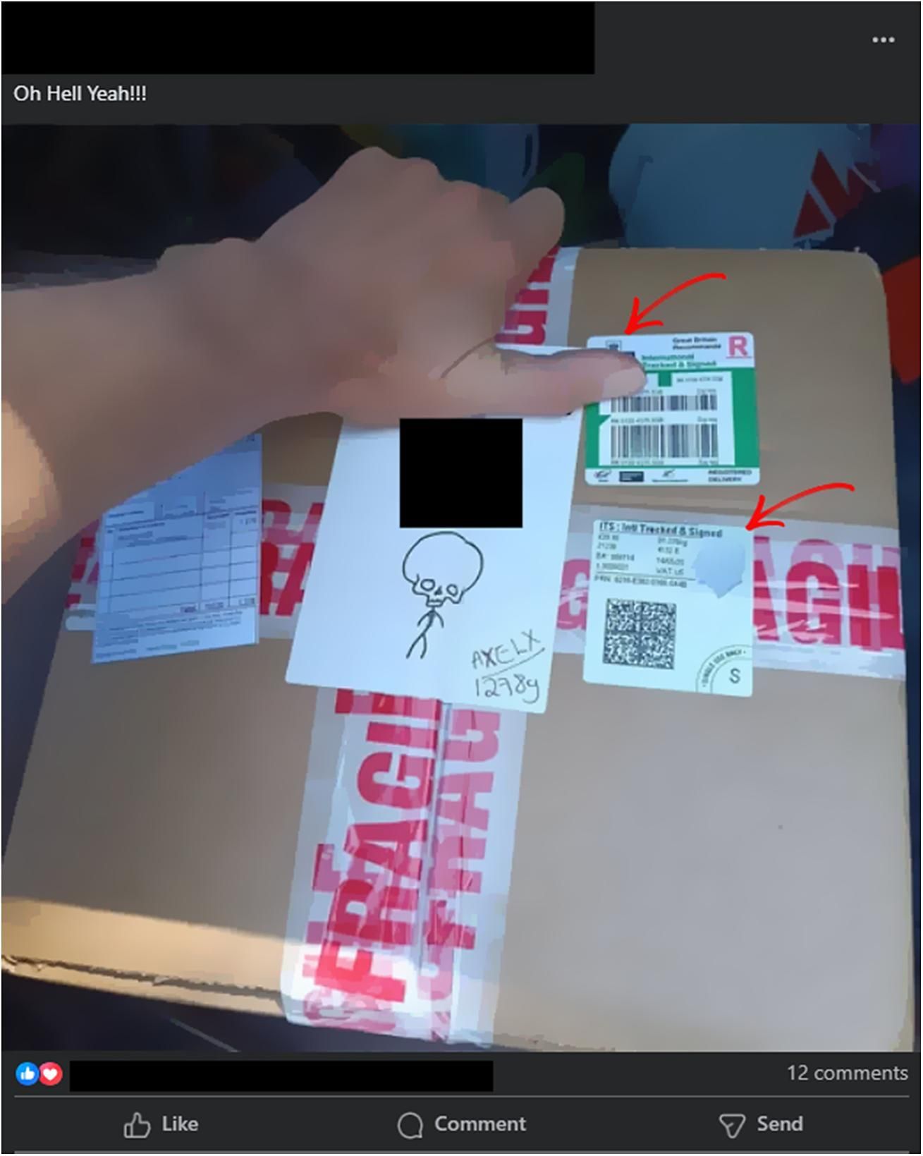 Fotografía publicada en Facebook por un comprador (en Estados Unidos) que adquirió restos humanos momificados del Reino Unido. Por los sellos y las etiquetas, se aprecia claramente que el envío se realizó a través de Royal Mail. Según la página web de la empresa, no está permitido enviar restos humanos momificados por correo.