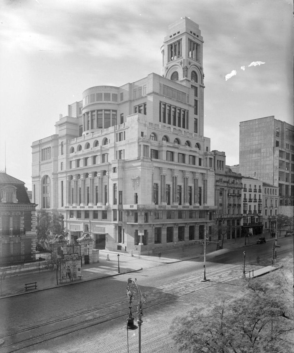 Vista del edificio del Círculo de Bellas Artes y de la calle de Alcalá