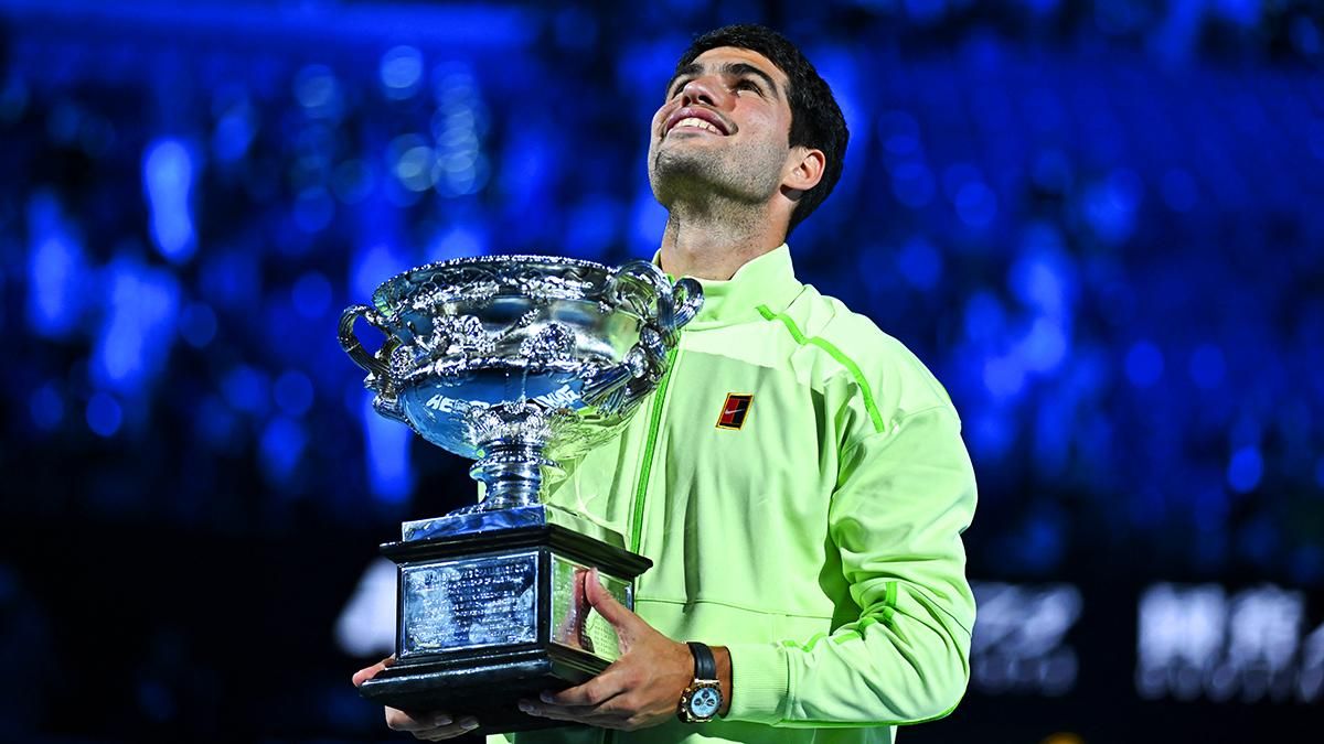 Carlos Alcaraz, con su trofeo de ganador del Open de Australia