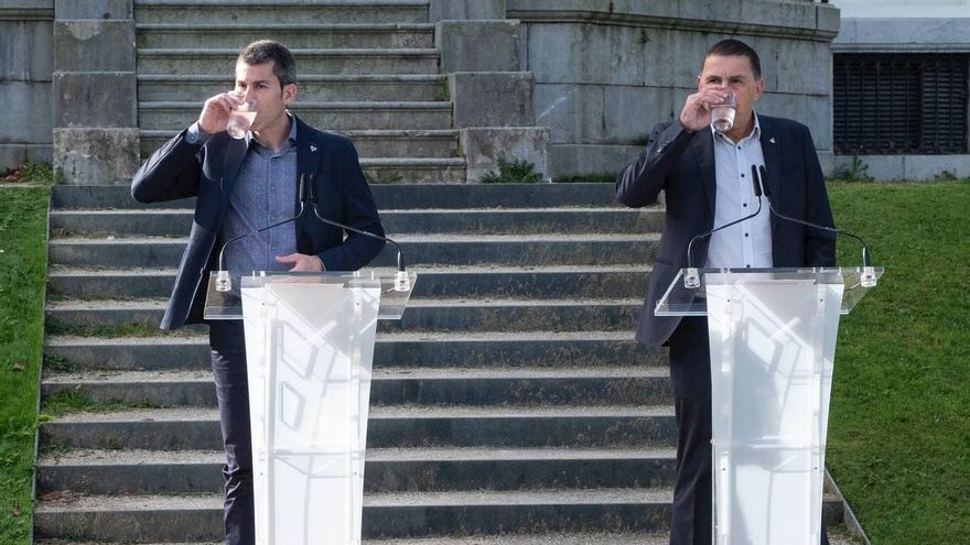 Arnaldo Otegi, con Arkaitz Rodríguez, este lunes
