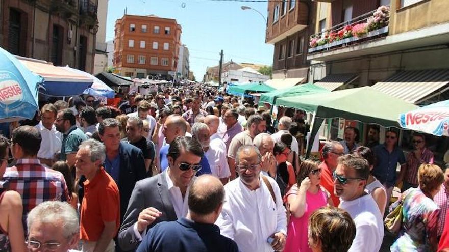 Lleno total en los momentos centrales de la mañana en la Feria del Ajo de Veguellina de Órbigo.