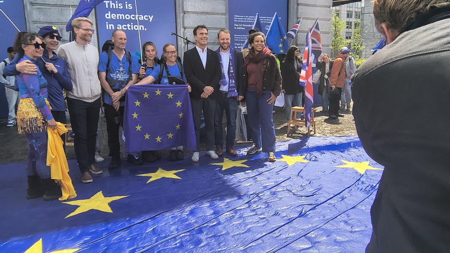 Diez años después del Brexit, la mayoría de los británicos quiere volver a la UE pero sus políticos no saben cómo
