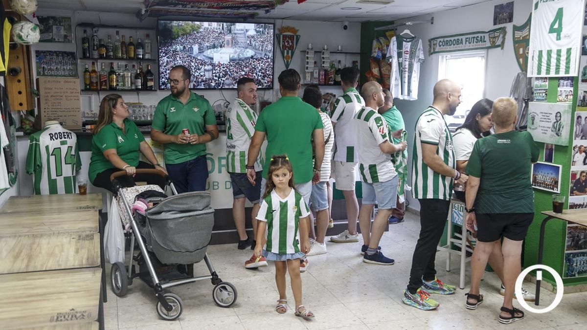 Hermanamiento entre aficionados del Córdoba CF y el Real Betis en la Peña 'Las Leyendas del Córdoba CF'