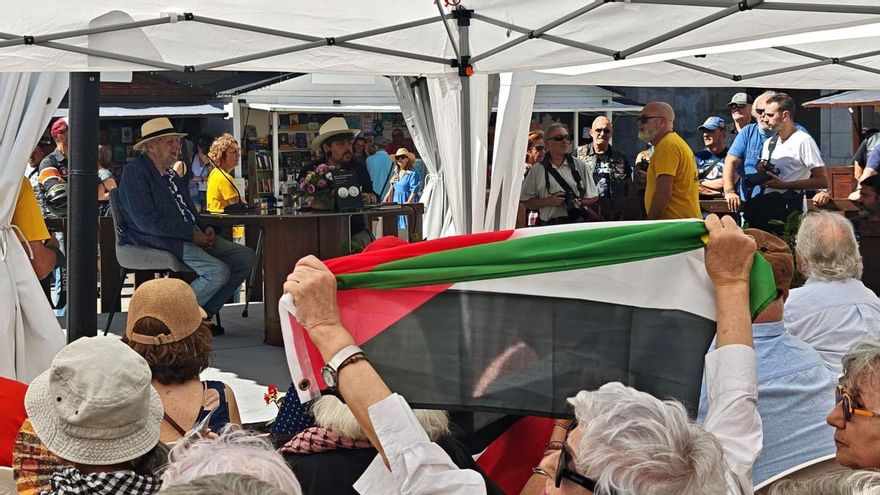 Centenares de personas impiden la presentación de Marcos-Ricardo Barnatán en la Feria del Libro de Santander al grito de 'boicot a Israel'