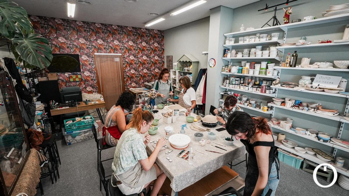 Irene imparte clases en su taller de cerámica ‘Lalfarera’