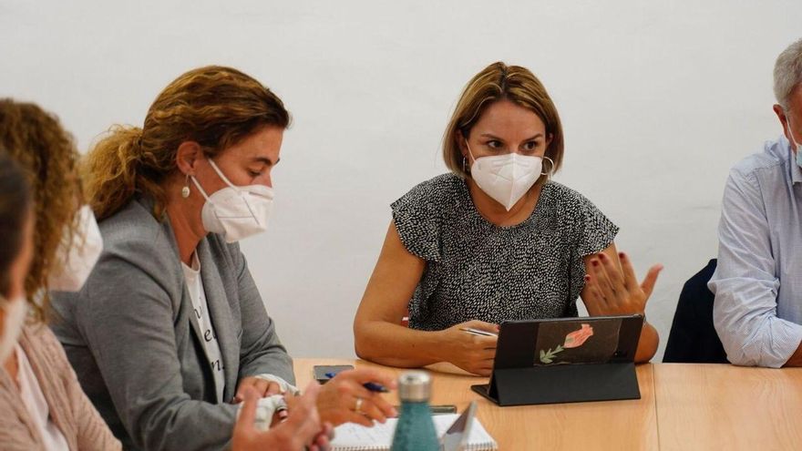 La consejera de Derechos Sociales, Noemí Santana y la viceconsejera, Gemma Martínez.