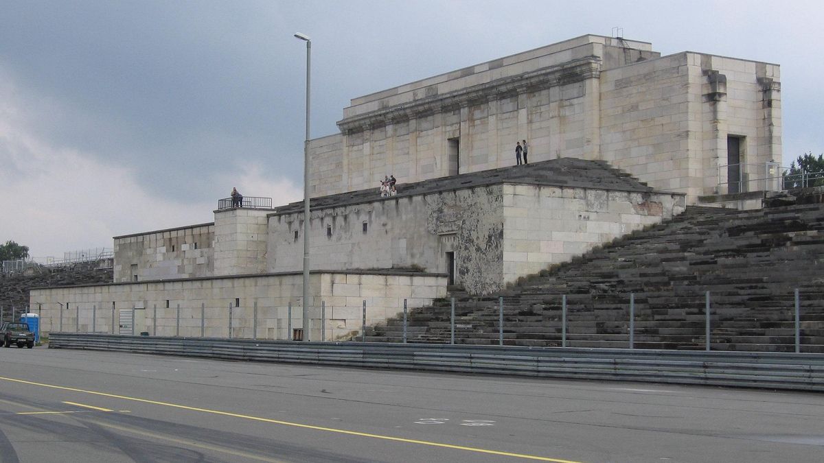 Gradas del Campo Zeppelin de Núremberg. Aquí se celebraban los grandes mítines de masas del partido nazi.