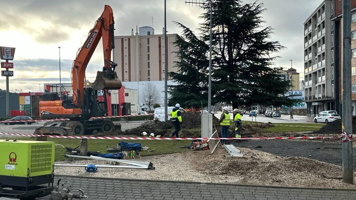 Obras urgentes en la rotonda donde se produjo la avería de agua que afecto a gran parte de la ciudad.