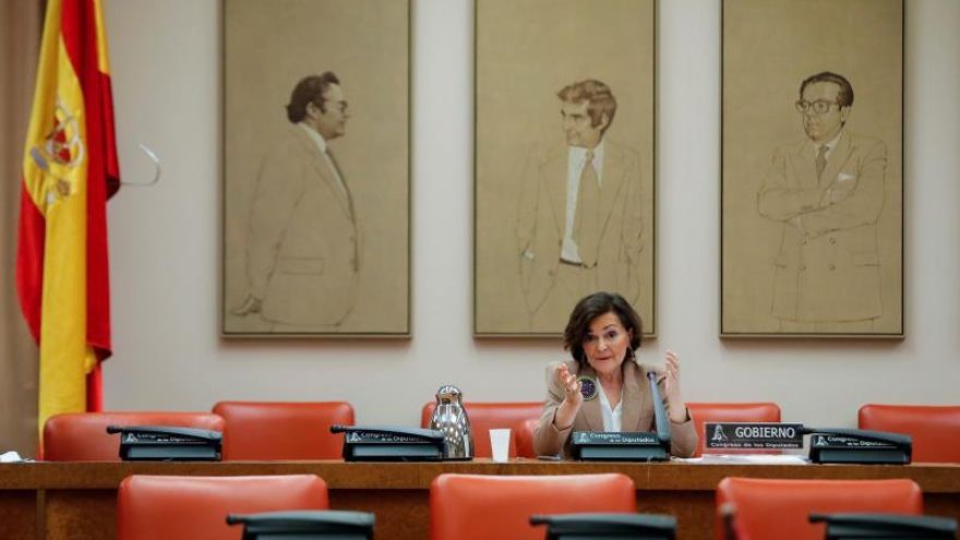 La vicepresidenta primera del Gobierno y ministra de la Presidencia, Carmen Calvo, comparece este lunes ante la Comisión Constitucional del Congreso en Madrid.