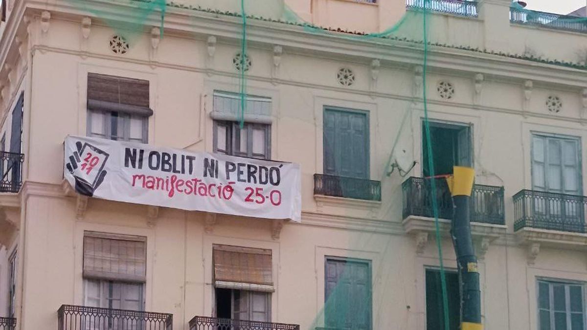 Una de las pancartas que han aparecido en València llamando a participar en la manifestación de este sábado.