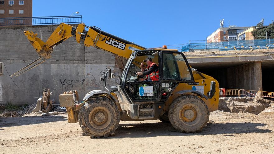 Carrera Almeida vs Sánchez en la A-5 con el casco de obra puesto