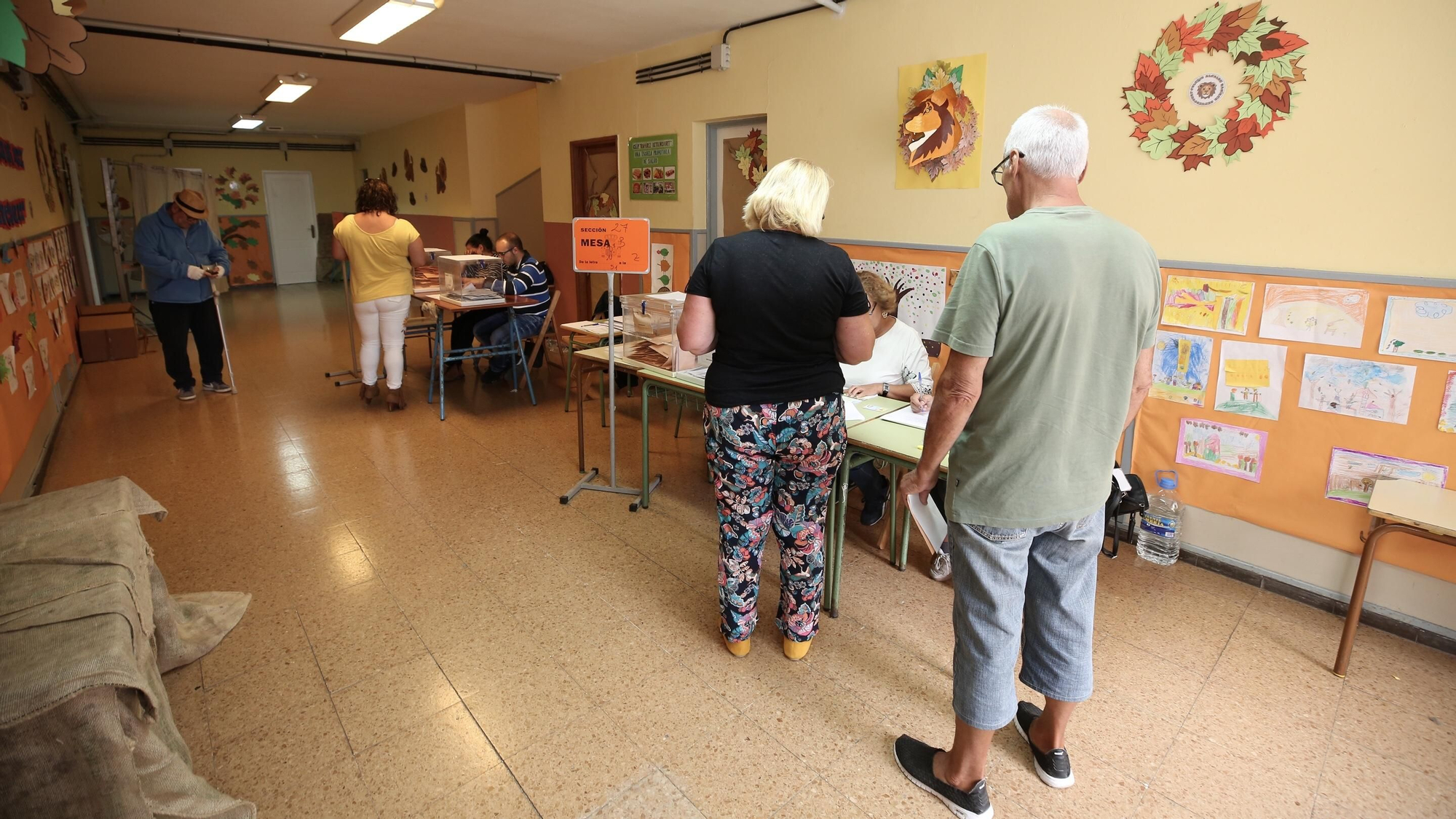 Colegios electorales durante al 10N en Las Palmas de Gran Canaria. (Alejandro Ramos)