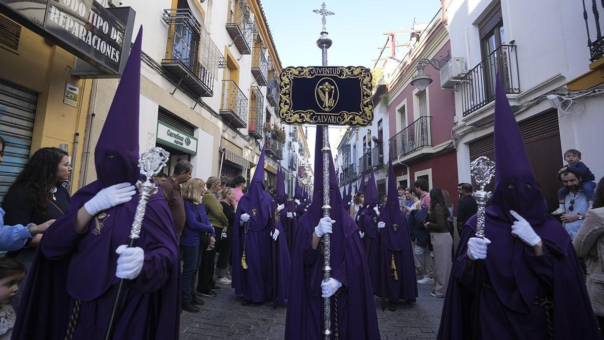 La procesión de la Hermandad del Calvario, en imágenes
