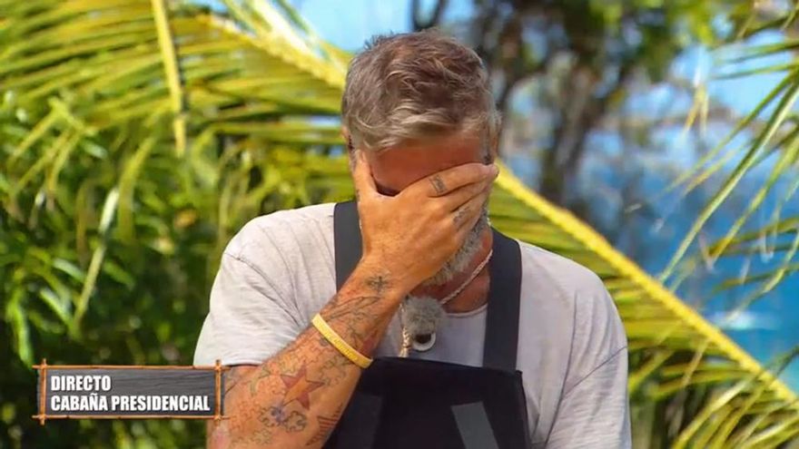 Las lágrimas de Carlos Alba al conocer que tiene que abandonar 'Supervivientes': "Me ha costado mucho"