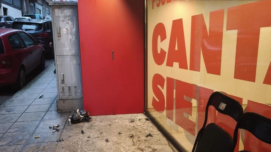 Andrea Fernández, la persona que sacó los artefactos explosivos de la sede del PSOE de Cantabria: "Es increíble que estas cosas sucedan todavía"