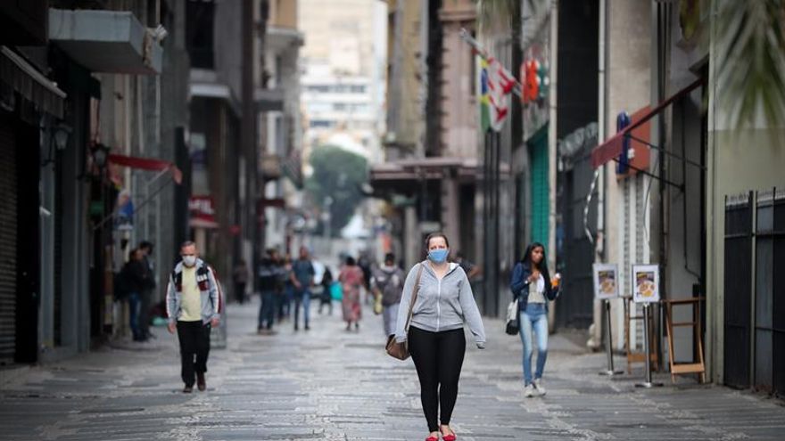 Brasil acelera su desescalada sin controlar el coronavirus