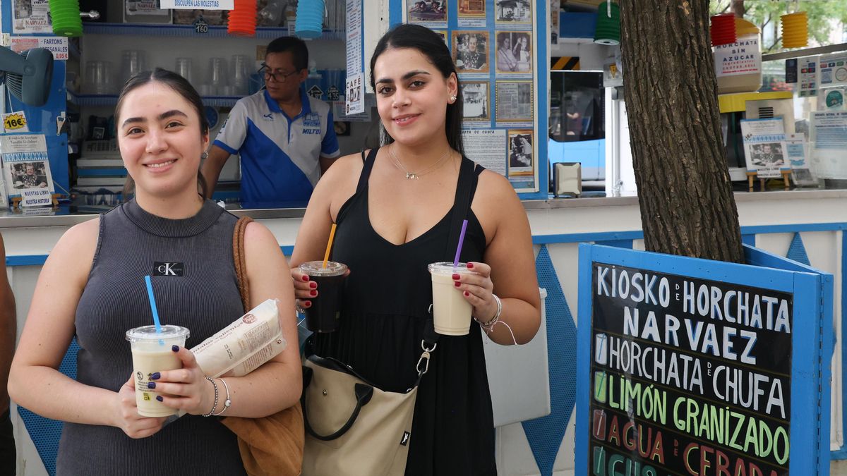 Dos clientas en el kiosko.