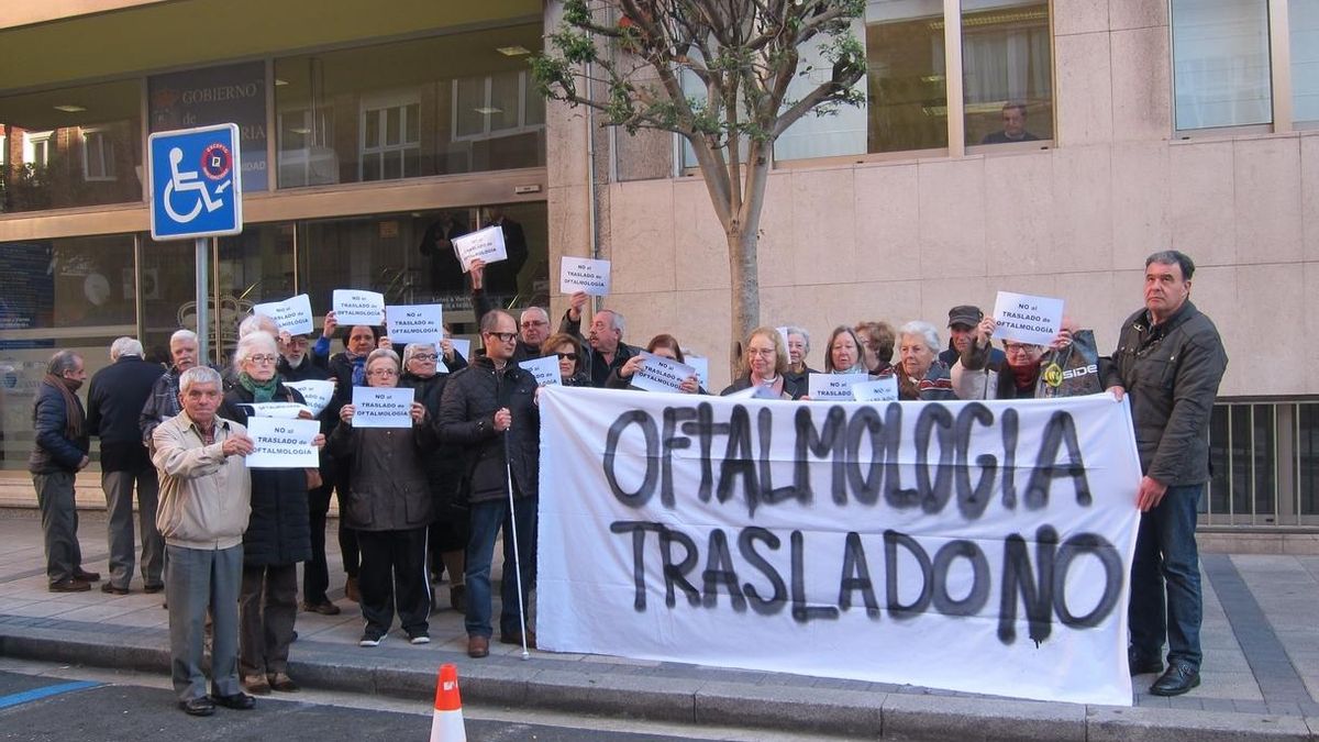 Afectados por el traslado de Oftalmología a Liencres han recogido 3.600 firmas.