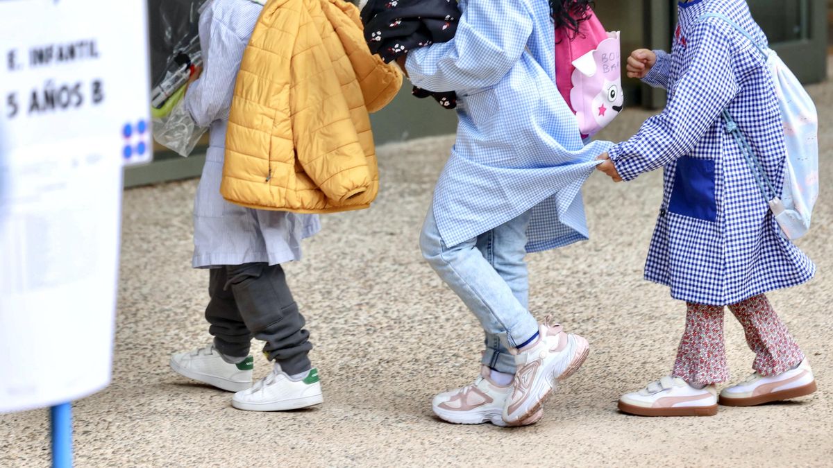 Imagen de un grupo de niños en su colegio en el comienzo del curso escolar 2025-2026 este martes en Logroño. Más de 51.000 alumnos inician este martes el curso escolar 2025-2026. EFE/ Raquel Manzanares