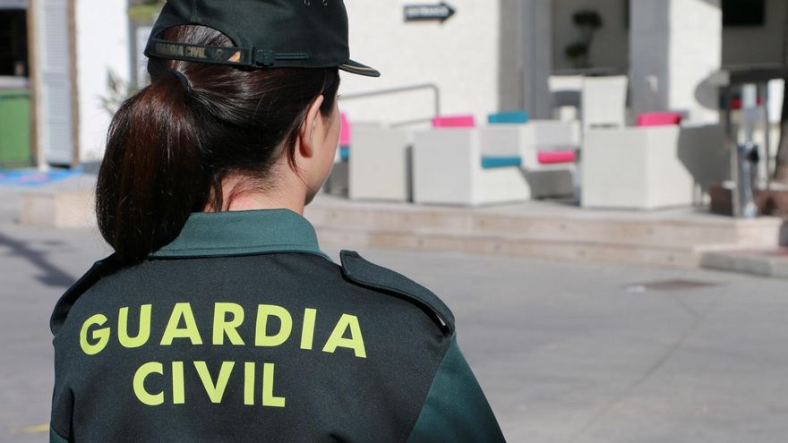 Archivo - Una agente de la Guardia Civil, de espaldas