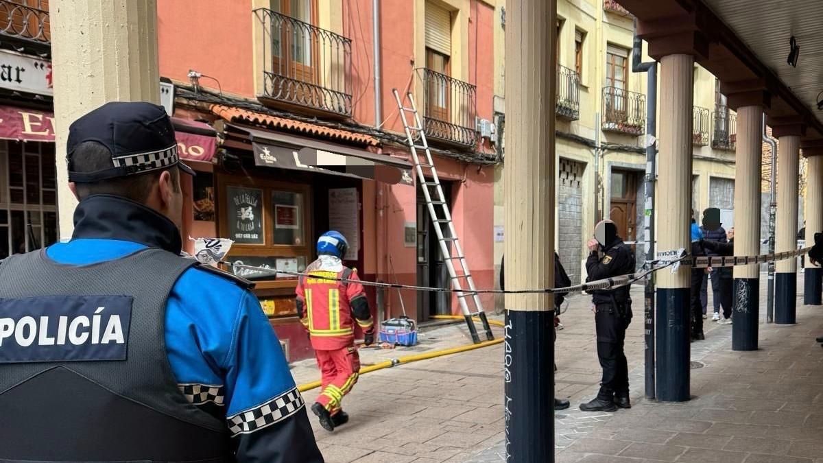 El siniestro se produjo en un edificio en la calle Zapaterías, entre las plazas de Don Gutierre y San Martín de León.