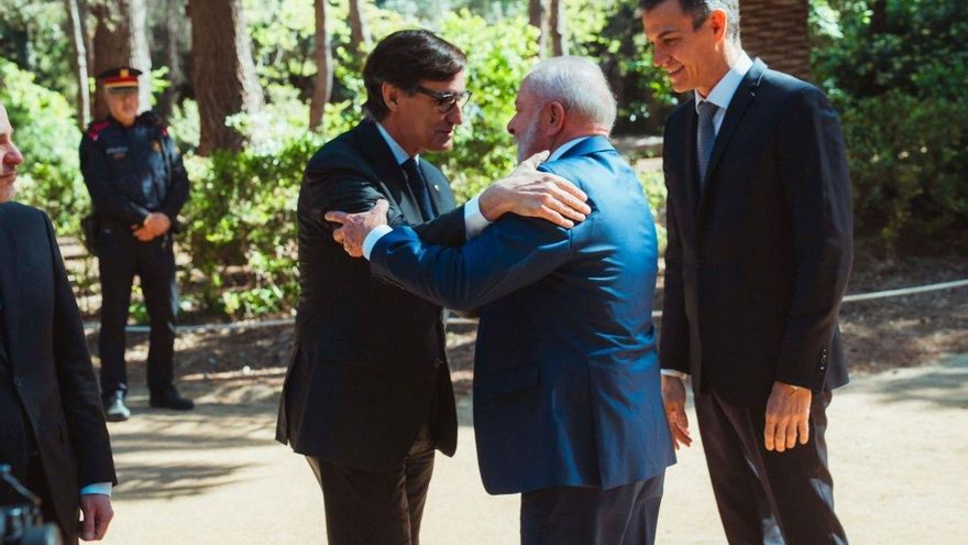 El presidente de la Generalitat, Salvador Illa, y el presidente brasileño Lula Da Silva se saludan delante de Pedro Sánchez en la cumbre hispano-brasileña en Barcelona. Arnau Carbonell.