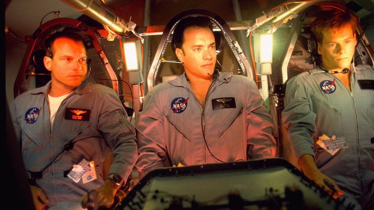 Fotograma cedido por NBC Universal donde se observa a los actores, desde la izquierda, Bill Paxton, en el papel de Fred Haise; Tom Hanks en el papel de Jim Lovell y Kevin Bacon en el papel de Jack Swigert, durante una escena de la película de 1995 "Apolo 13" de Ron Howard. EFE/ Nbc Universal SOLO USO EDITORIAL