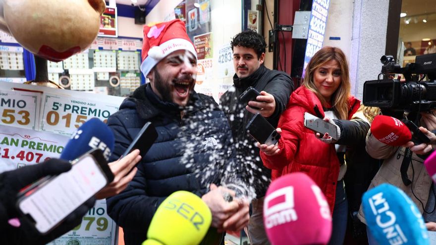 Varias personas celebran a las puertas de una administración de lotería este lunes en Toledo, donde se ha vendido el número 78.477, que ha sido agraciado con un cuarto premio en el Sorteo de la Lotería de Navidad