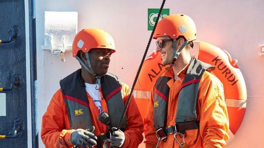 Pablo Bengoechea, de 26 años y natural de Santoña, durante sus trabajos de salvamento. | EFE