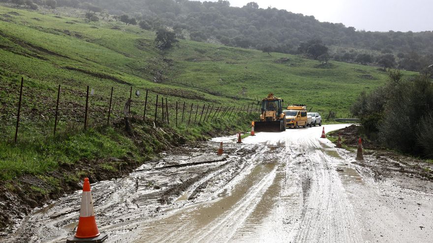 Una carretera afectada por las reciente lluvias en Grazalema en Grazalema, Cádiz.