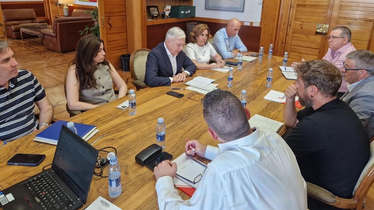 Gobierno de Aragón y taxistas de Zaragoza crearán una mesa de trabajo para revisar la regulación de las VTC