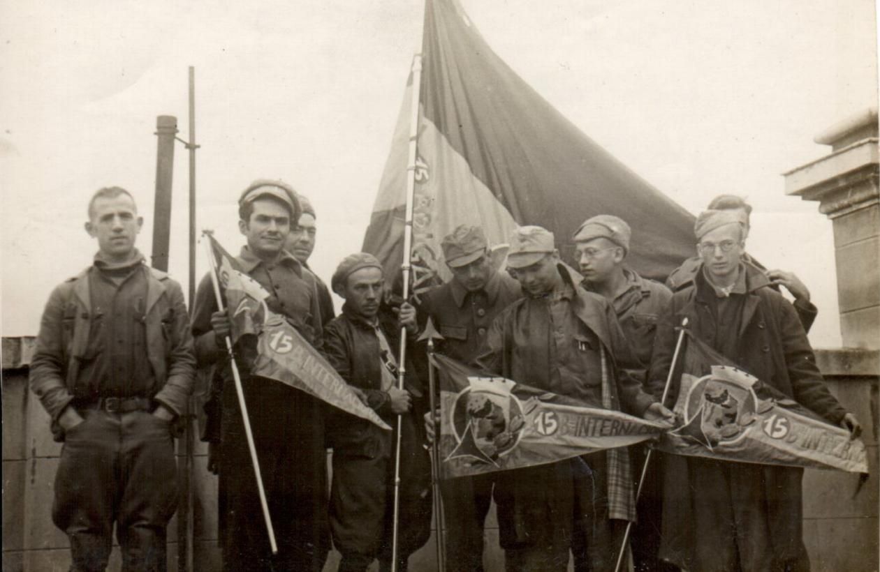 Brigadistas internacionales fotografiados en España. En el centro, sujeta la bandera republicana el intérprete Harry Poll